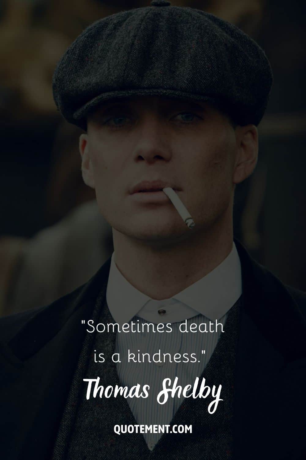 Atuendo de Peaky Blinder con cigarrillo en mano representando a tommy shelby cita sobre la vida