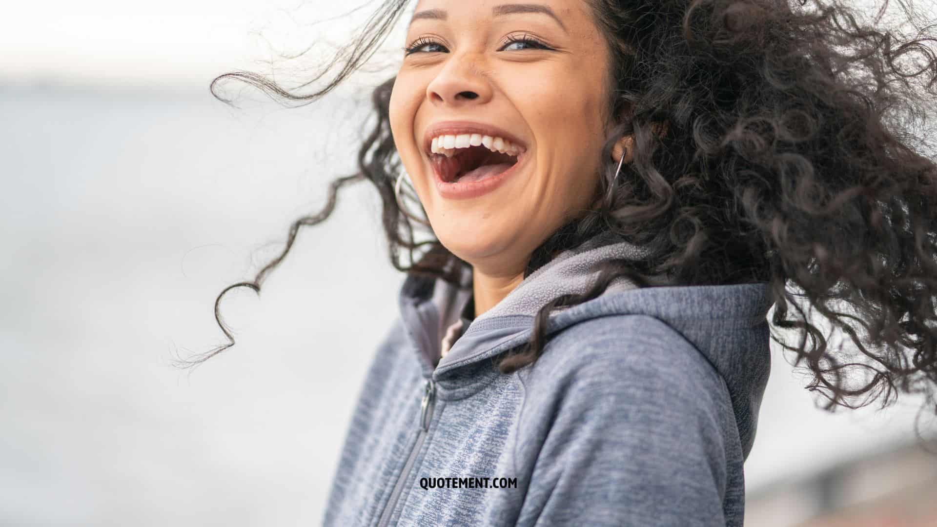 foto de una mujer riendo