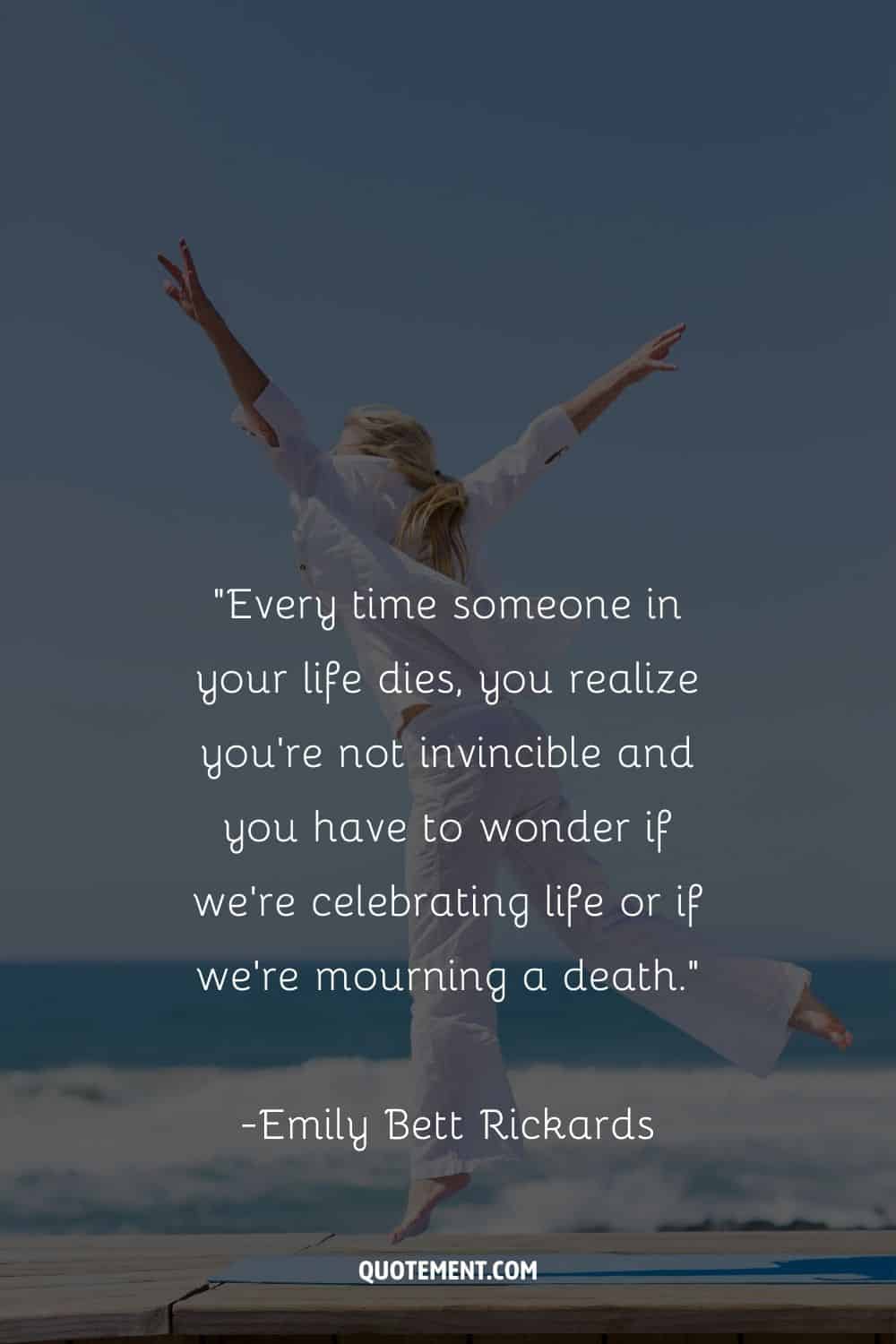una mujer vestida de blanco saltando en la playa representando la mejor cita sobre celebrar la vida