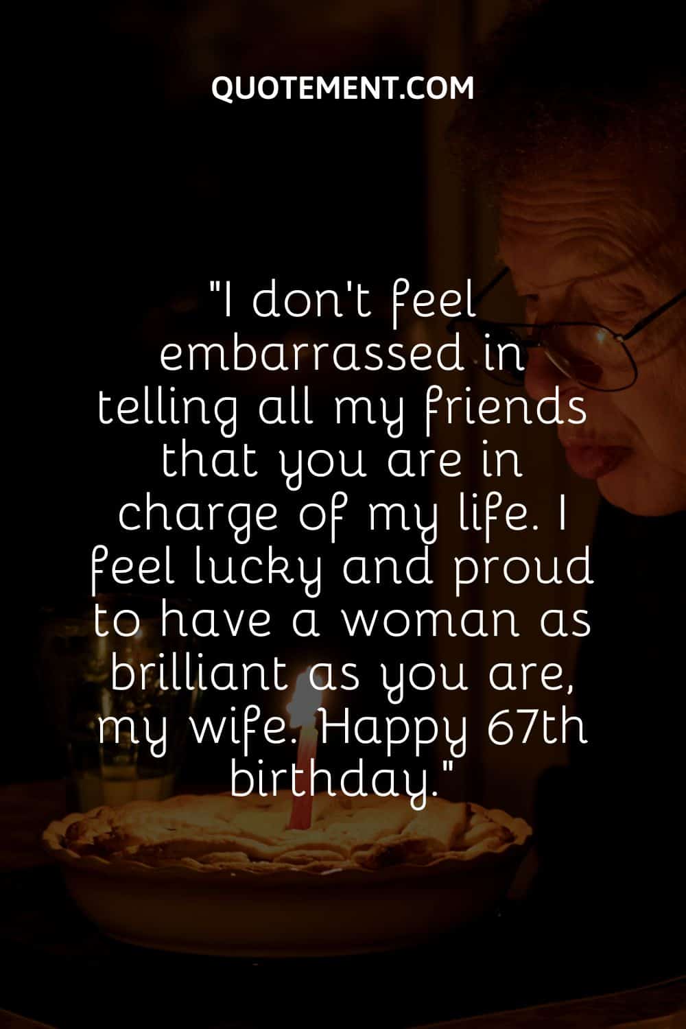 una mujer mayor soplando una vela en un pastel de cumpleaños que representa 67 cumpleaños deseo para la esposa