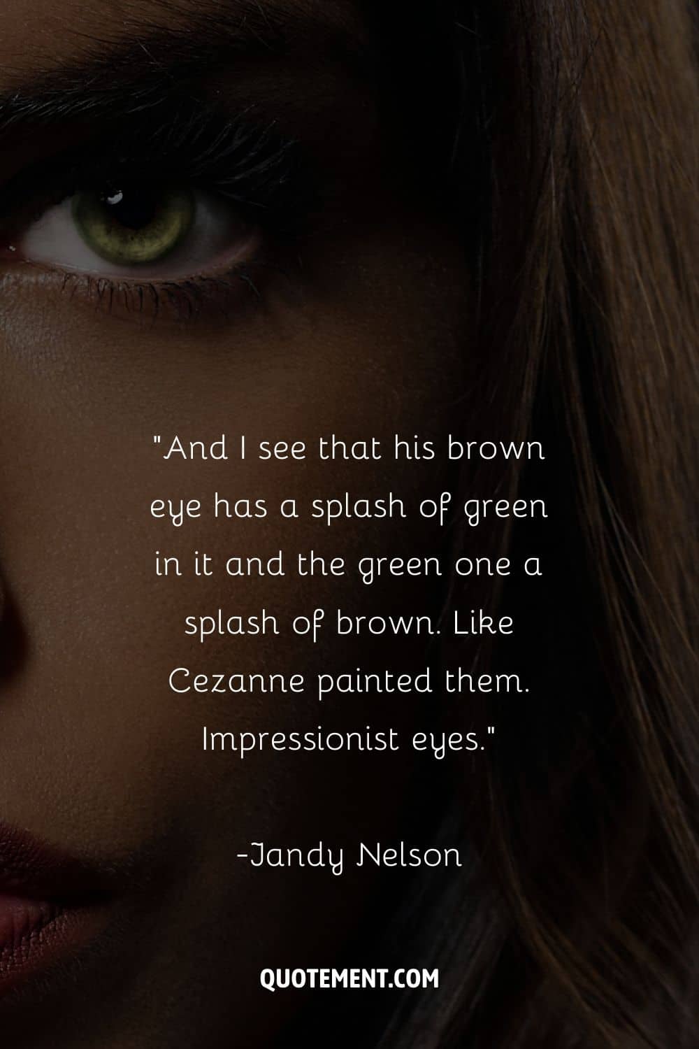 primer plano de la cara de una mujer con hermosos ojos verdes