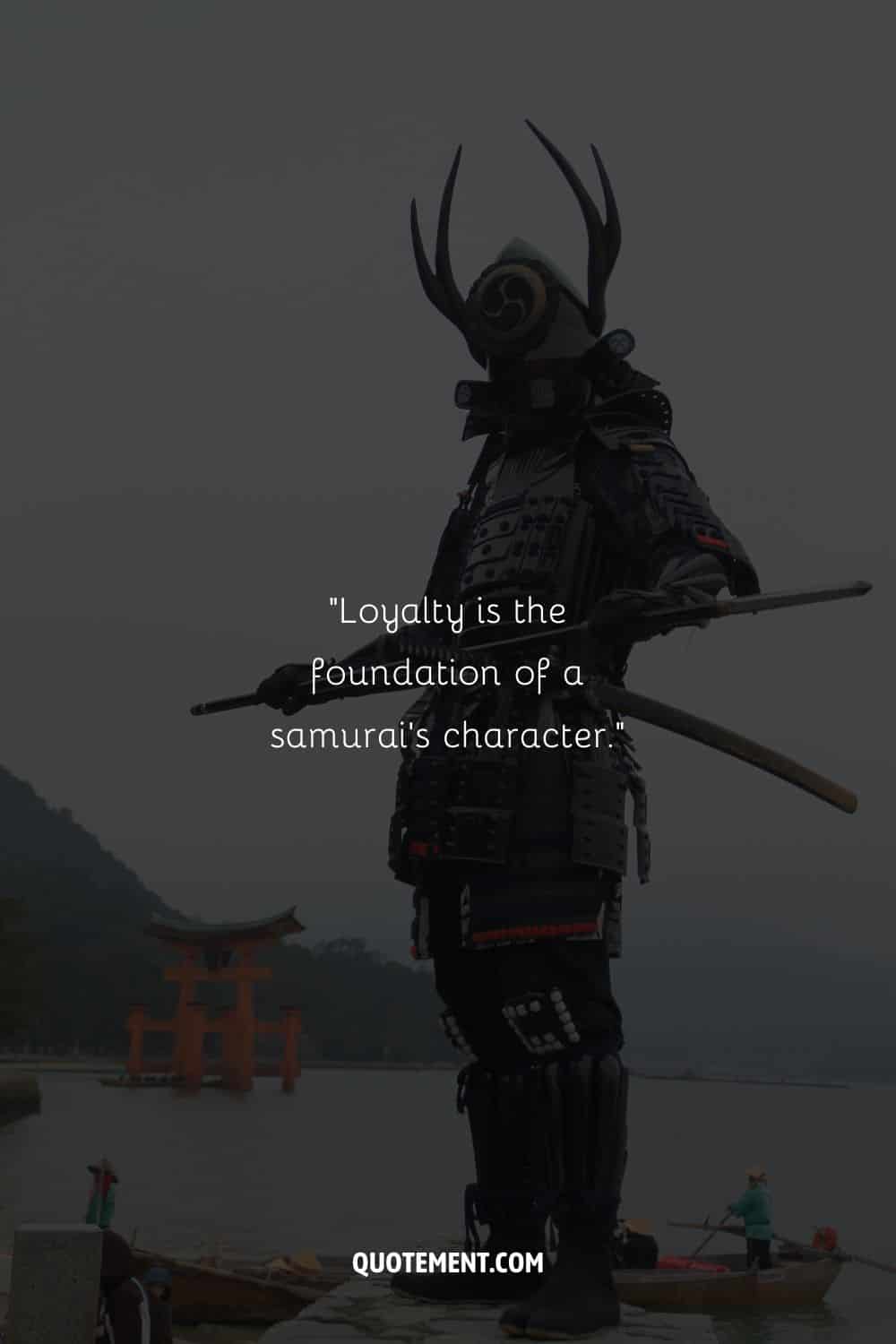 la premonitoria armadura negra del samurai que representa la cita del samurai sobre la lealtad