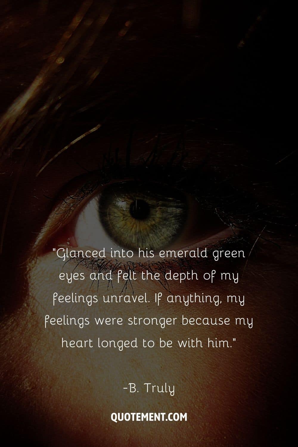 ojo verde de mujer con mascara suave imagen de cerca
