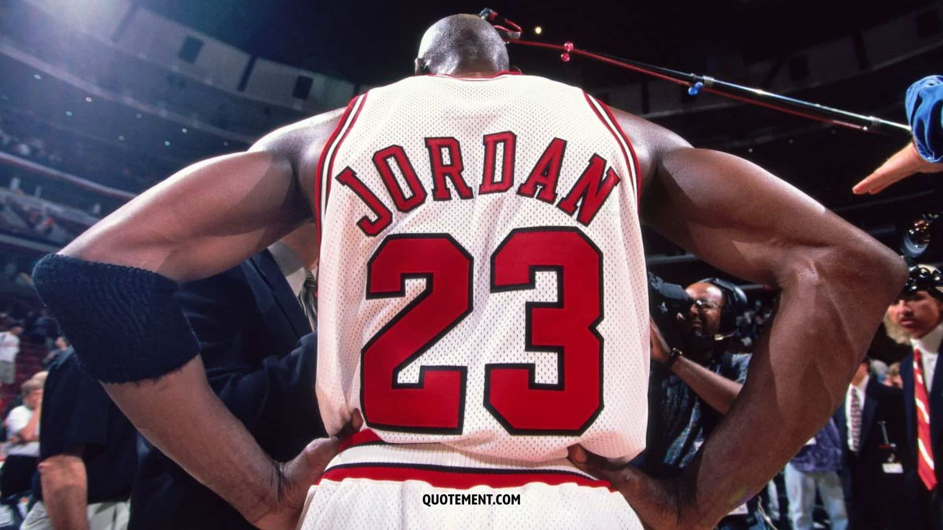 Michael Jordan con su camiseta 23