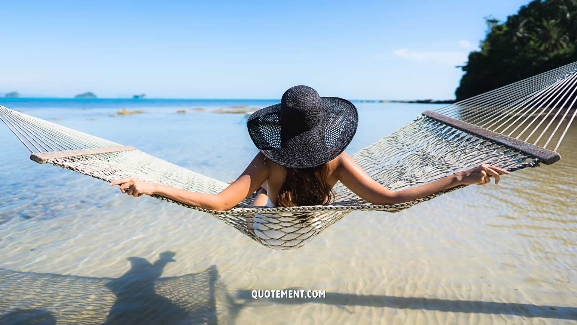 chica en un columpio en la playa