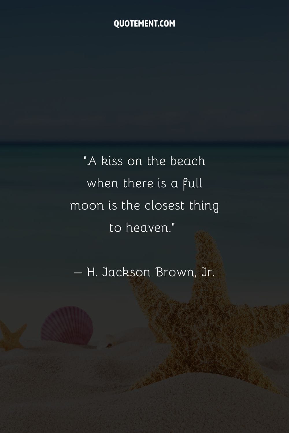 "Un beso en la playa cuando hay luna llena es lo más parecido al cielo". - H. Jackson Brown, Jr.