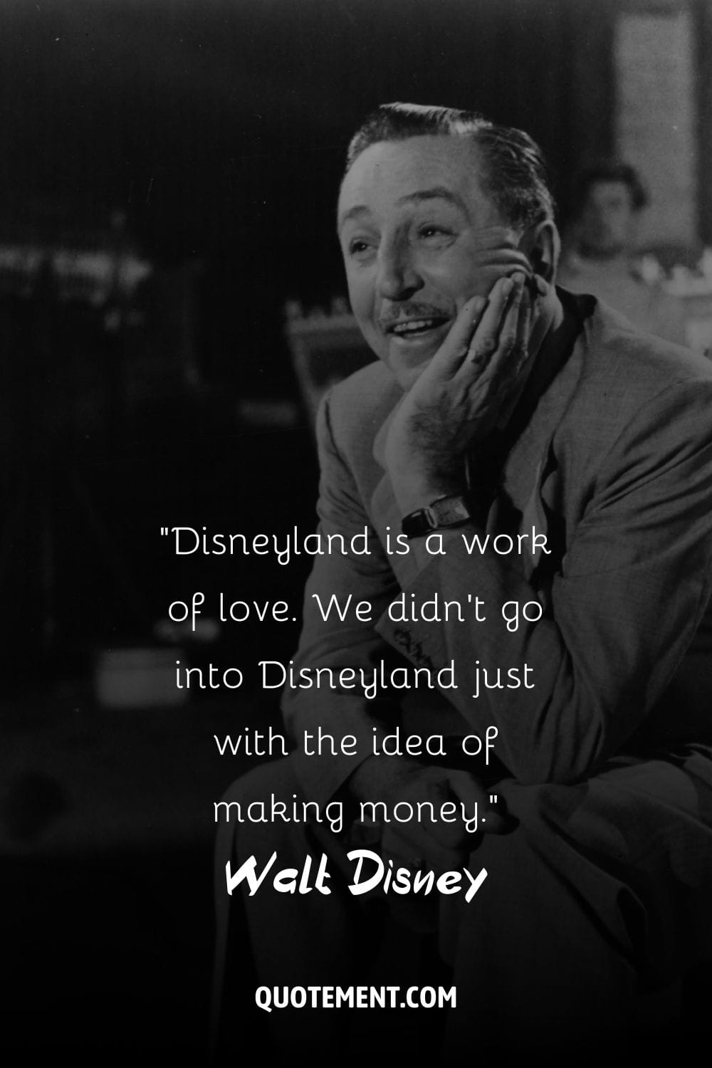 Conmovedora sonrisa de Walt Disney representando la cita de Disneyland.