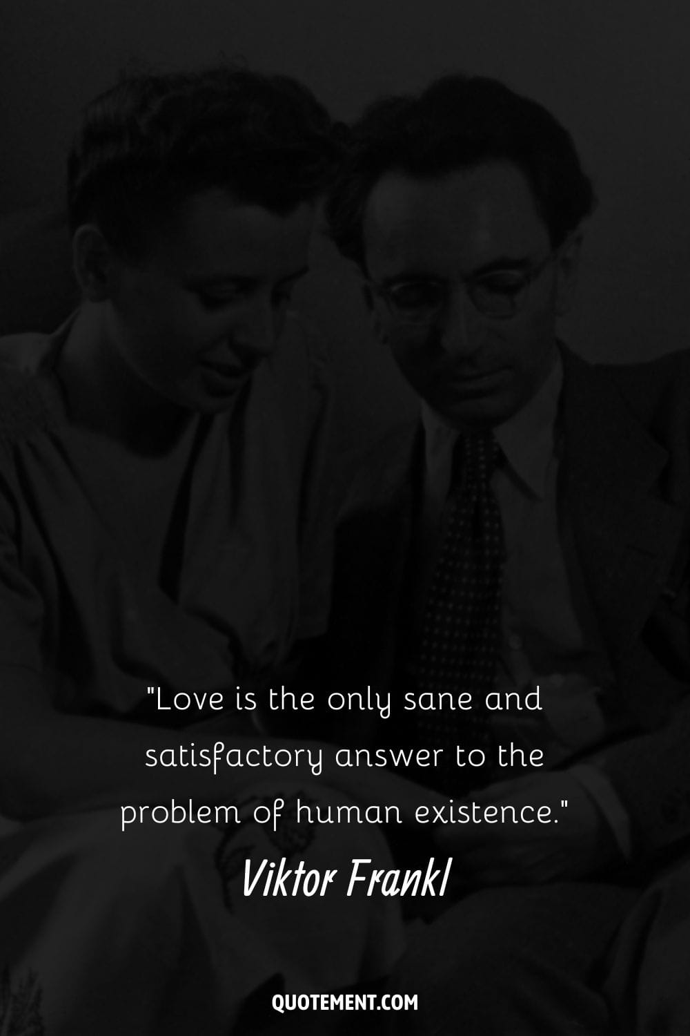 Imagen de Viktor Frankl con una mujer que representa su cita sobre el amor.