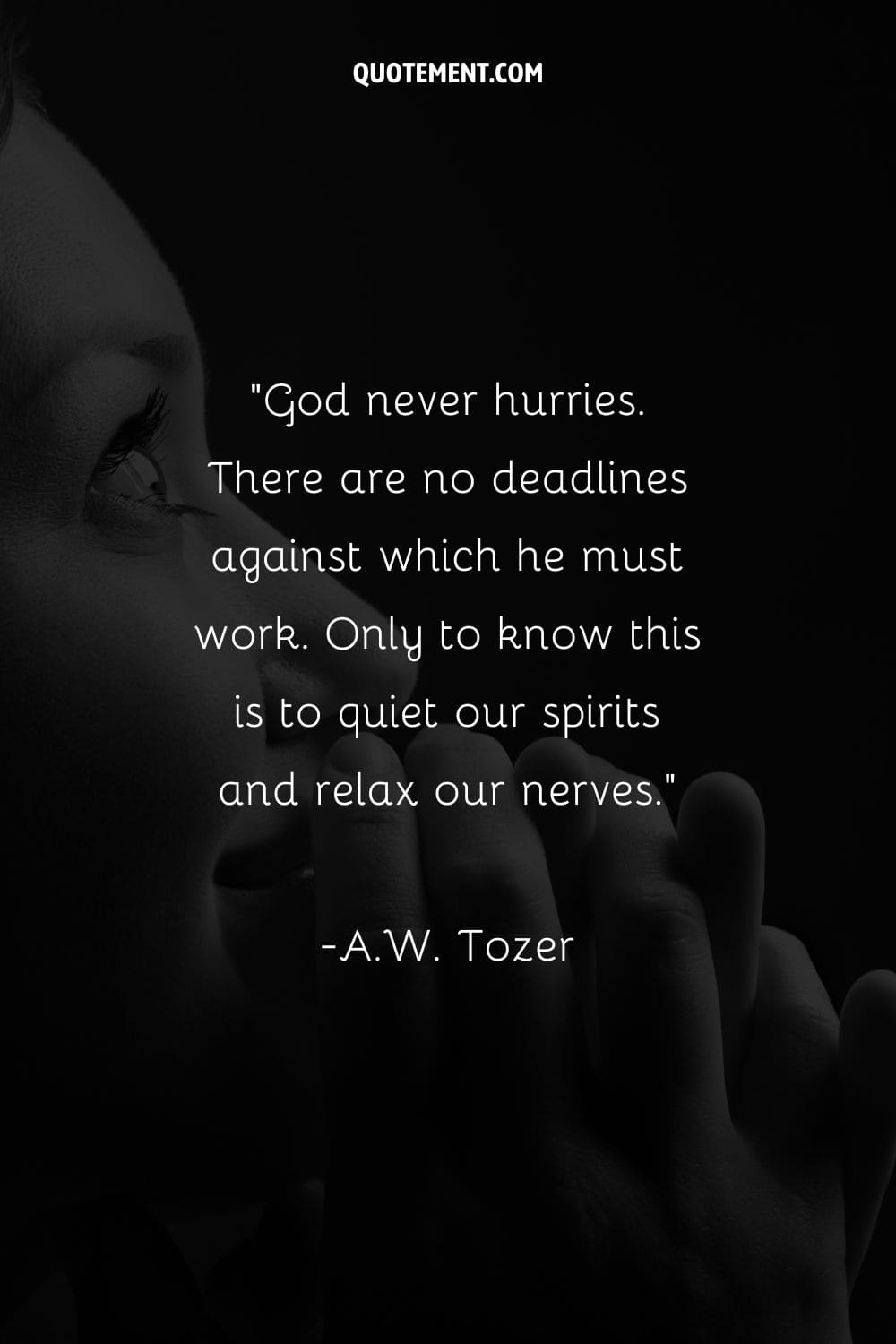 Imagen de una persona pacífica inclinada en oración que representa una cita sobre la confianza en el tiempo de Dios.