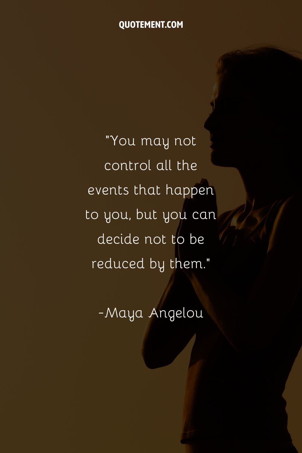 Imagen de una mujer en meditación representando una cita de Maya Angelou.