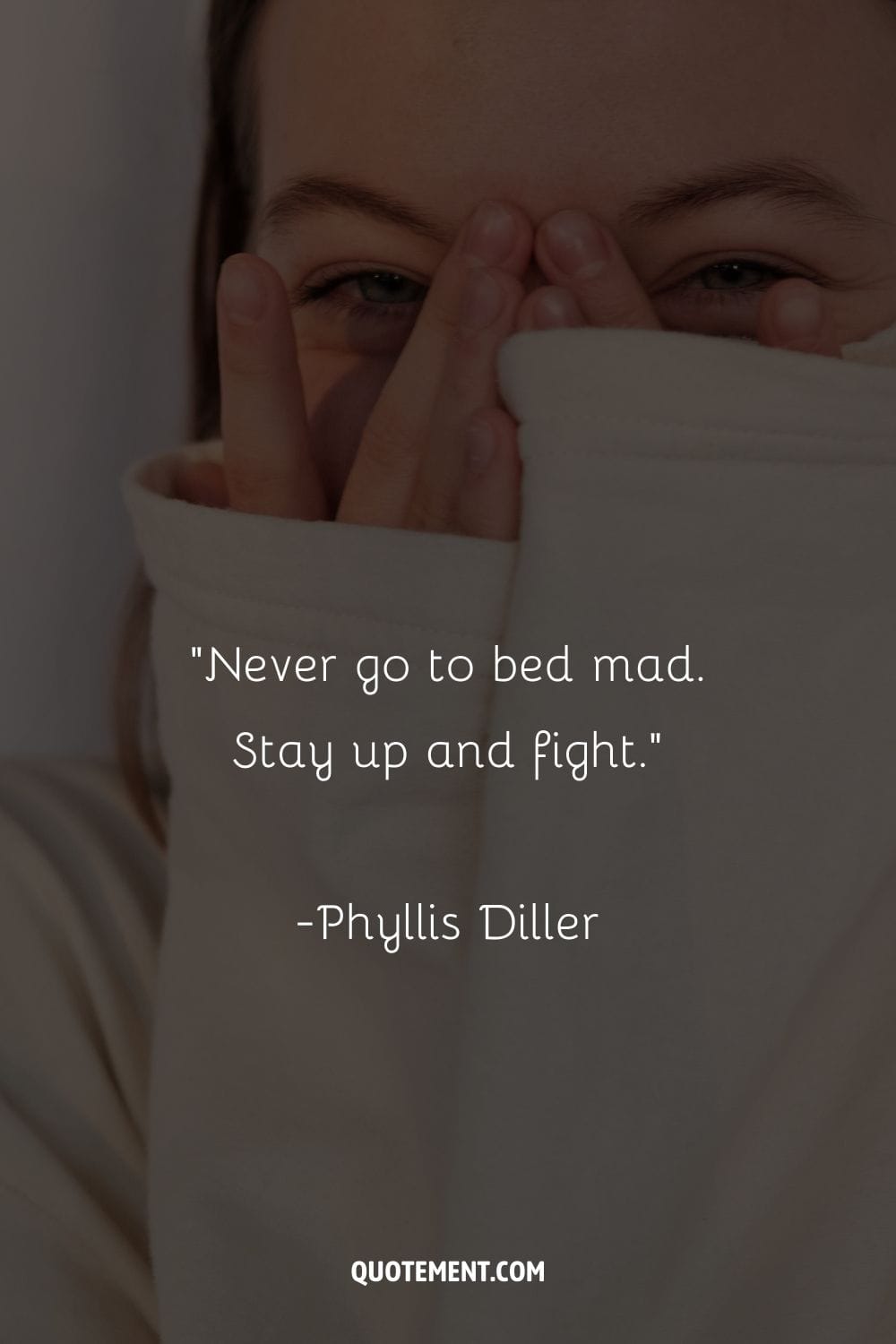 "Nunca te vayas a la cama enojado. Levántate y lucha". - Phyllis Diller