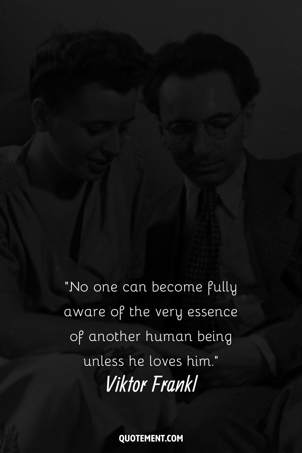 Viktor Frankl junto a su esposa representando su famosa cita sobre el amor.