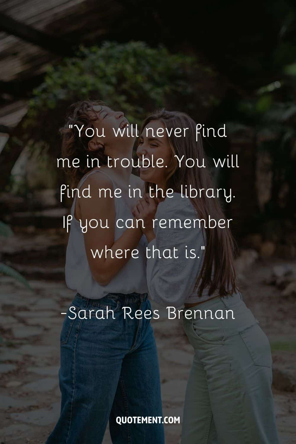 "Nunca me encontrarás en problemas. Me encontrarás en la biblioteca. Si recuerdas dónde está". - Sarah Rees Brennan, En otras tierras