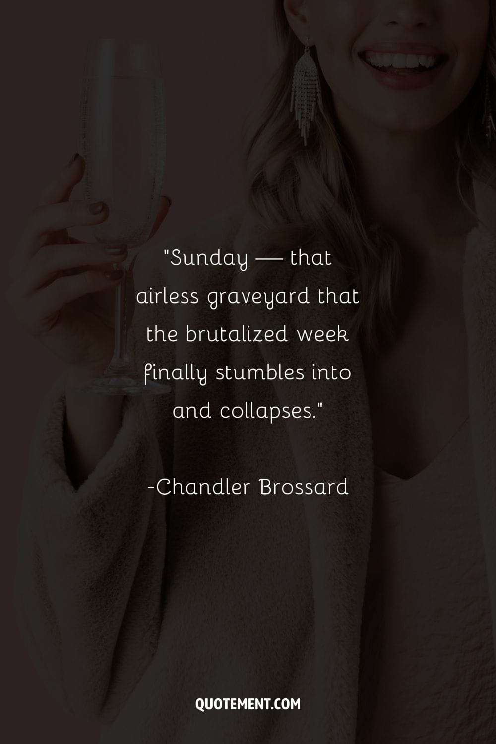 una mujer rubia sonriente con una copa de champán que representa la mejor cita divertida del domingo