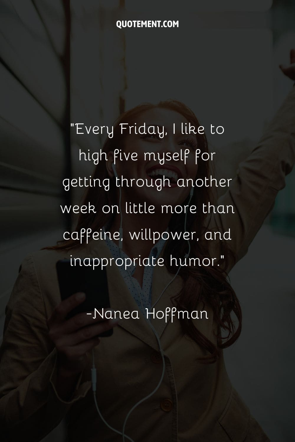 una chica sonriente con un teléfono y la mano en alto representando a top funny Friday quote