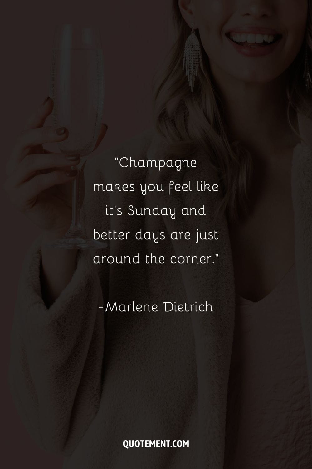 una joven sonriente con abrigo que sostiene una copa de champán en la mano