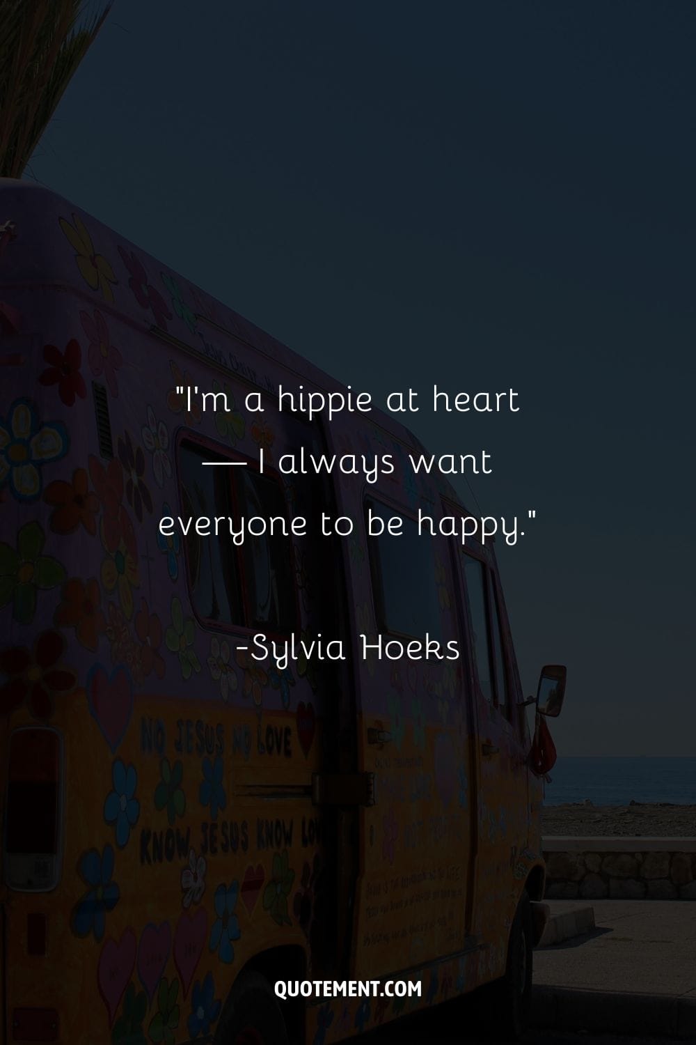 autobús hippie adornado con colores en una playa