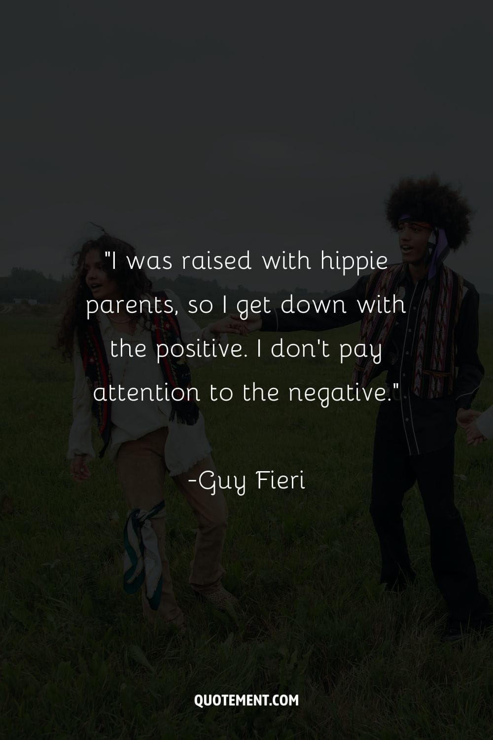 pareja hippie de la mano en un campo que representa la positividad cita hippie