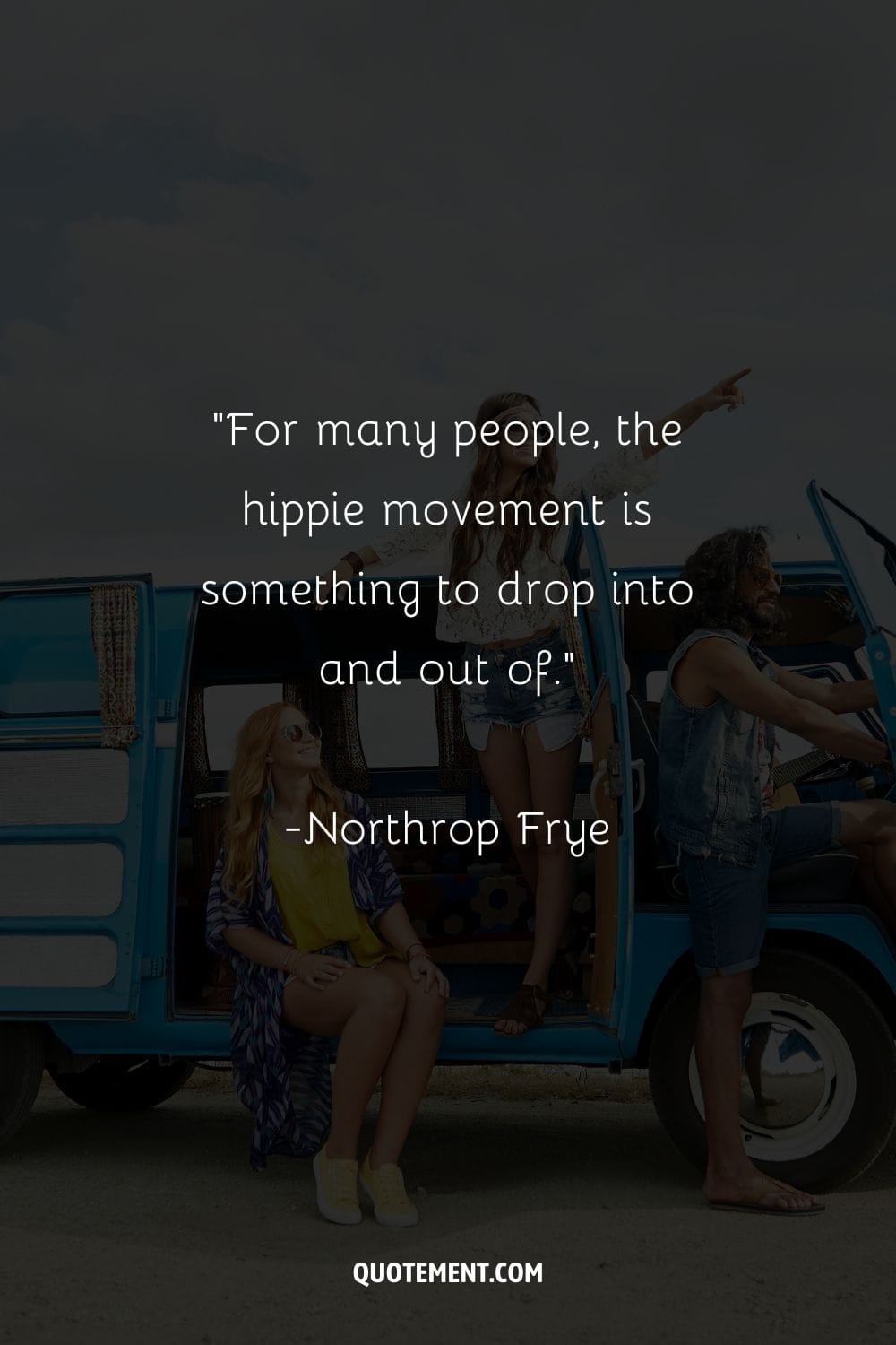 un trío de espíritus libres irradia felicidad a bordo de su autobús hippie