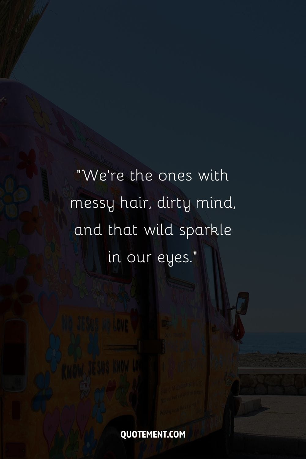vibrante autobús hippie aparcado en la playa