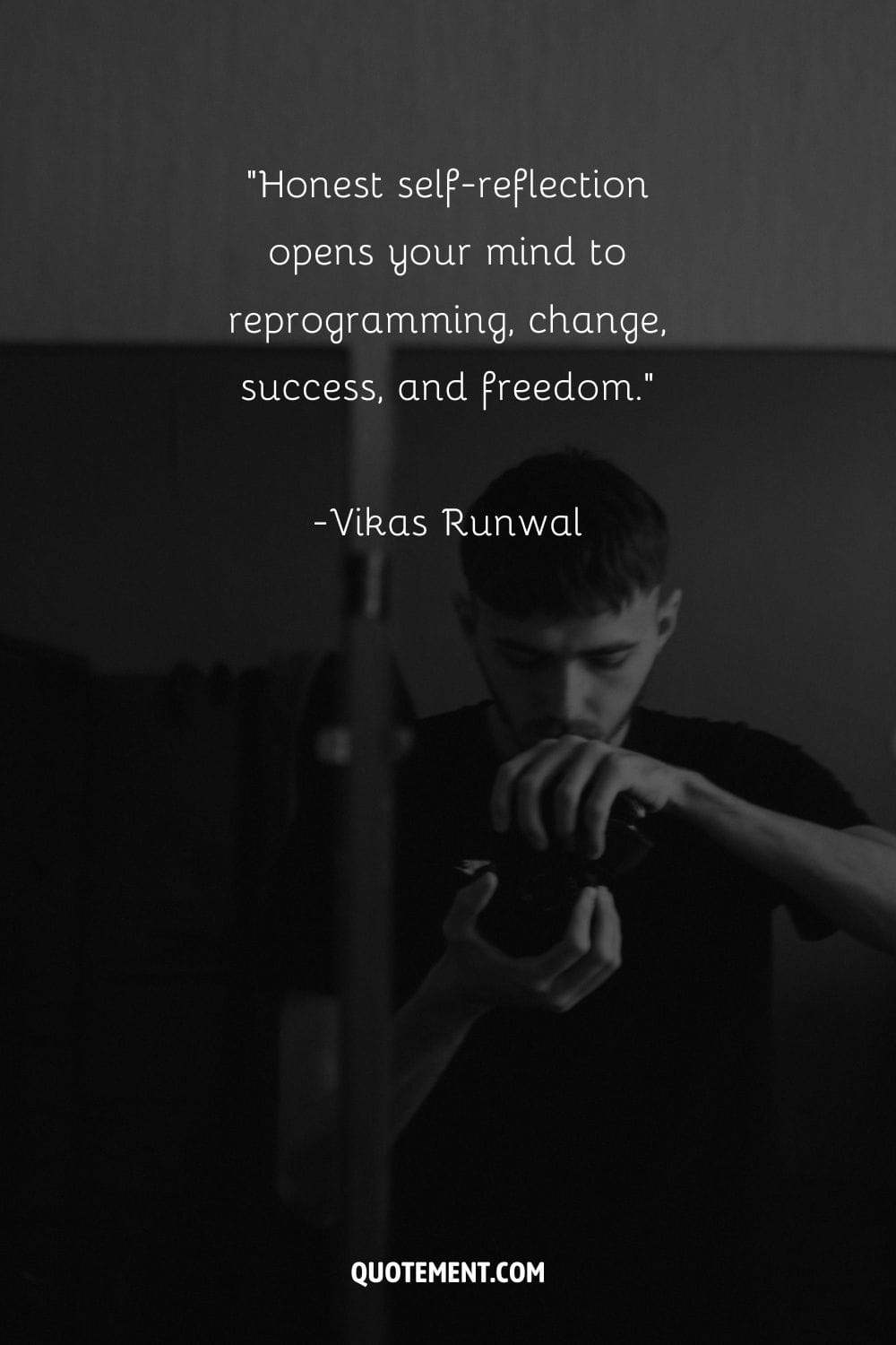 La autorreflexión sincera abre la mente a la reprogramación, el cambio, el éxito y la libertad. - Vikas Runwal