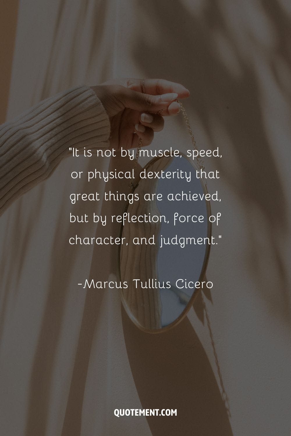 Las grandes cosas no se consiguen por el músculo, la velocidad o la destreza física, sino por la reflexión, la fuerza de carácter y el juicio. - Marco Tulio Cicerón