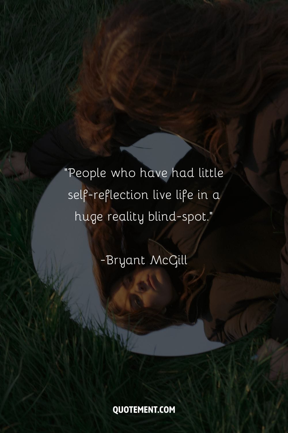 Las personas que han reflexionado poco sobre sí mismas viven la vida en un enorme punto ciego de la realidad. - Bryant McGill