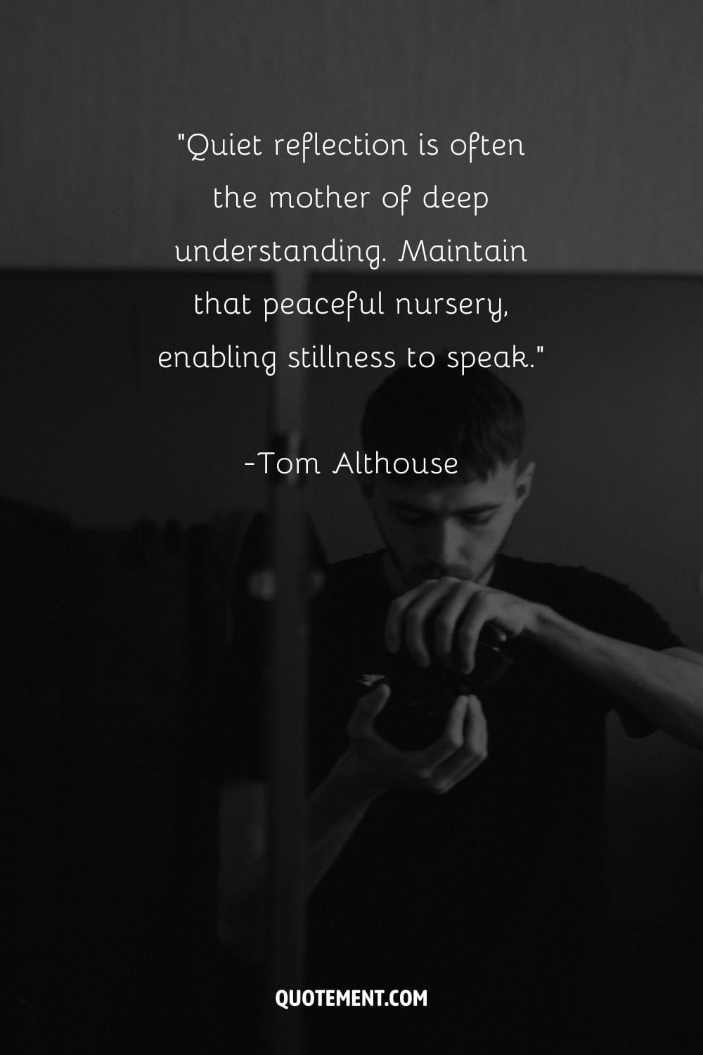 La reflexión tranquila es a menudo la madre de la comprensión profunda. Mantén ese vivero de paz, permitiendo que la quietud hable. - Tom Althouse