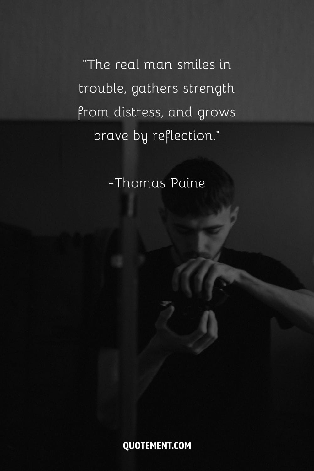 El hombre de verdad sonríe en los problemas, saca fuerzas de la angustia y se hace valiente reflexionando. - Thomas Paine