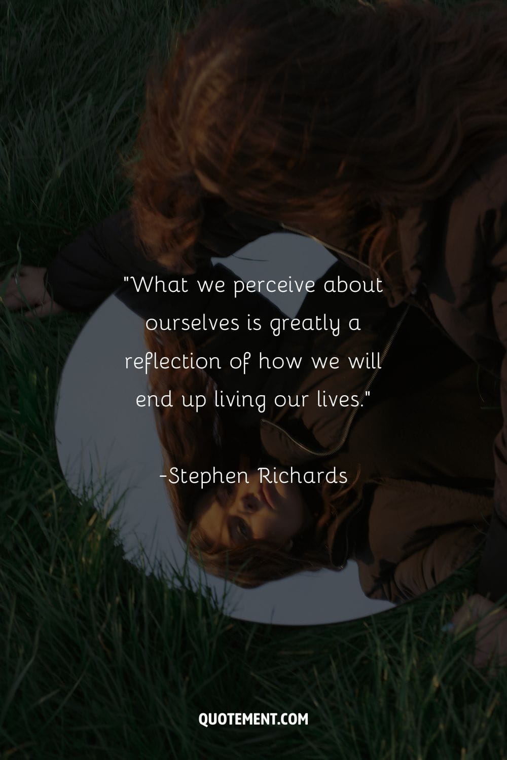 Lo que percibimos de nosotros mismos refleja en gran medida cómo acabaremos viviendo nuestra vida. - Stephen Richards