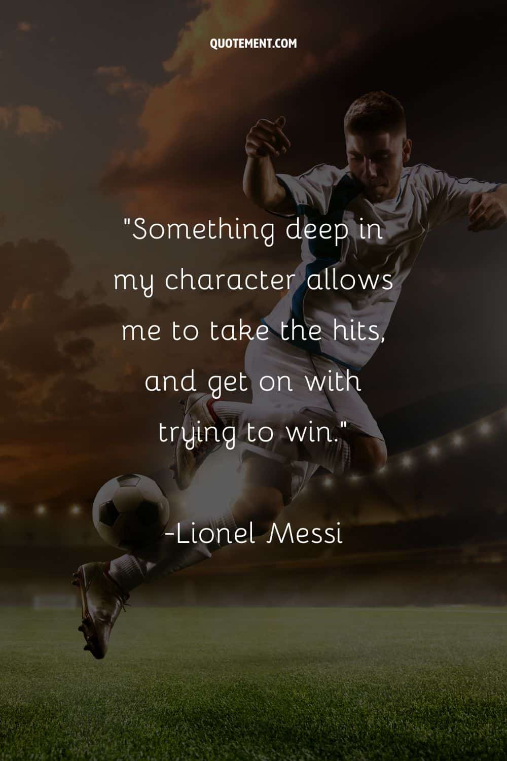 El jugador brilla mientras las luces se centran en el balón representando una famosa cita de un futbolista