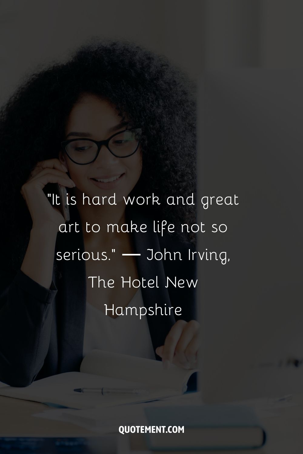 "Es un trabajo duro y un gran arte hacer que la vida no sea tan seria". - John Irving, El Hotel New Hampshire