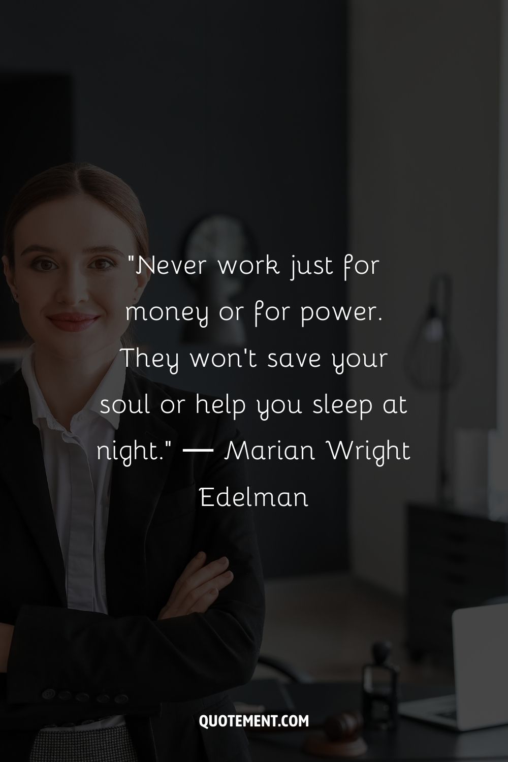 "Nunca trabajes sólo por dinero o por poder. No salvarán tu alma ni te ayudarán a dormir por la noche". - Marian Wright Edelman