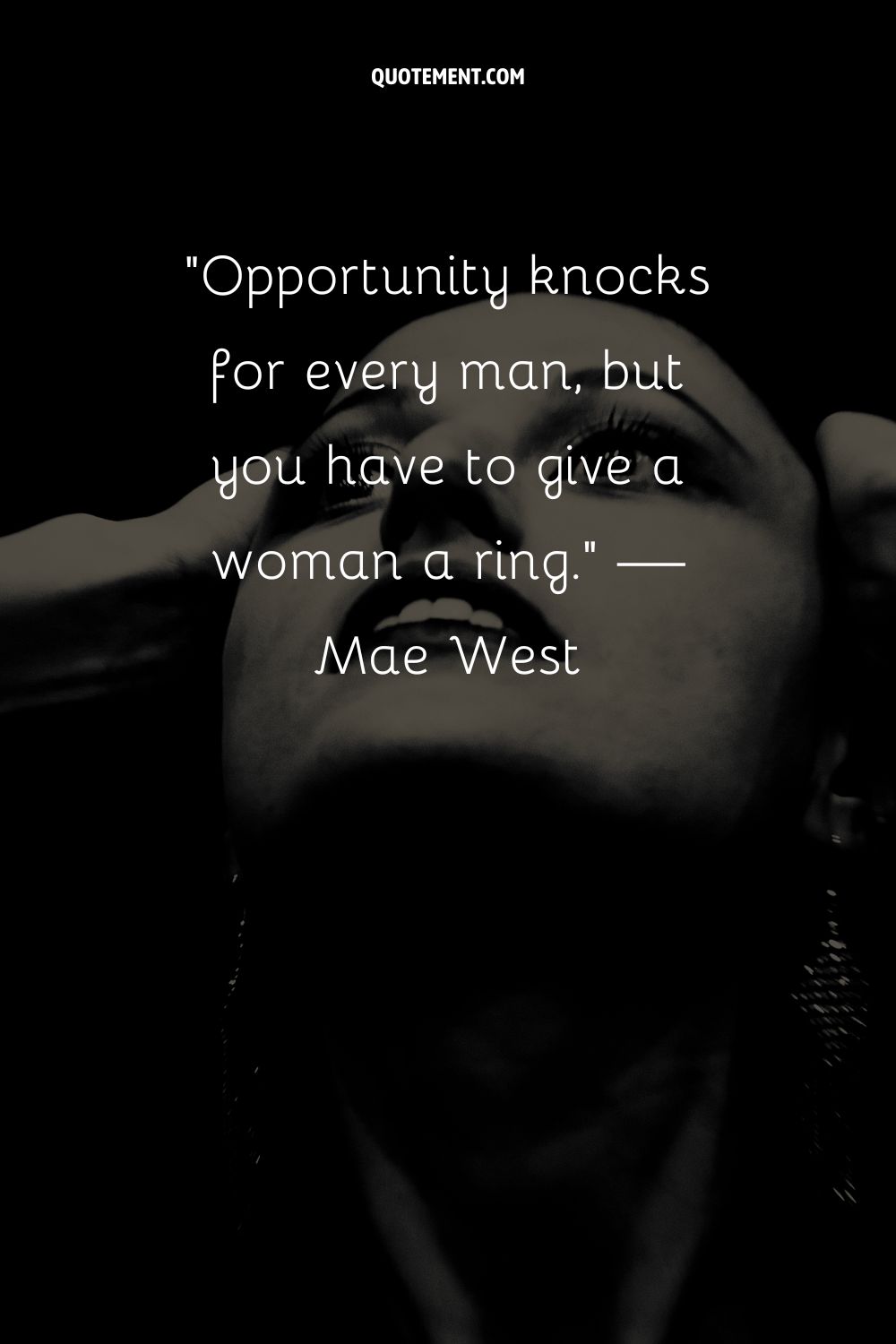 La oportunidad llama a la puerta para todo hombre, pero a una mujer hay que darle un anillo.