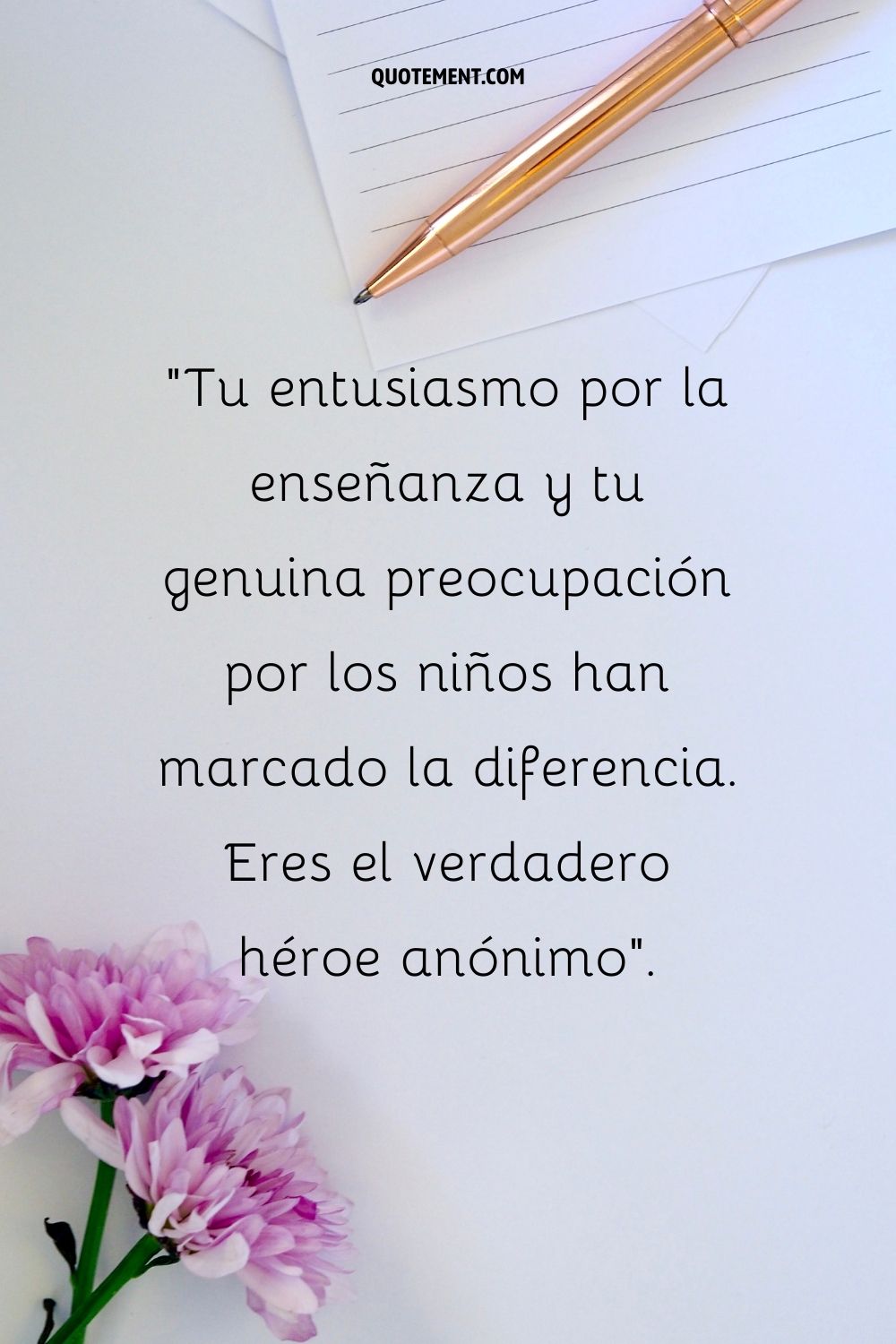 papel, bolígrafo y flores que representan un mensaje de agradecimiento de los padres a los profesores