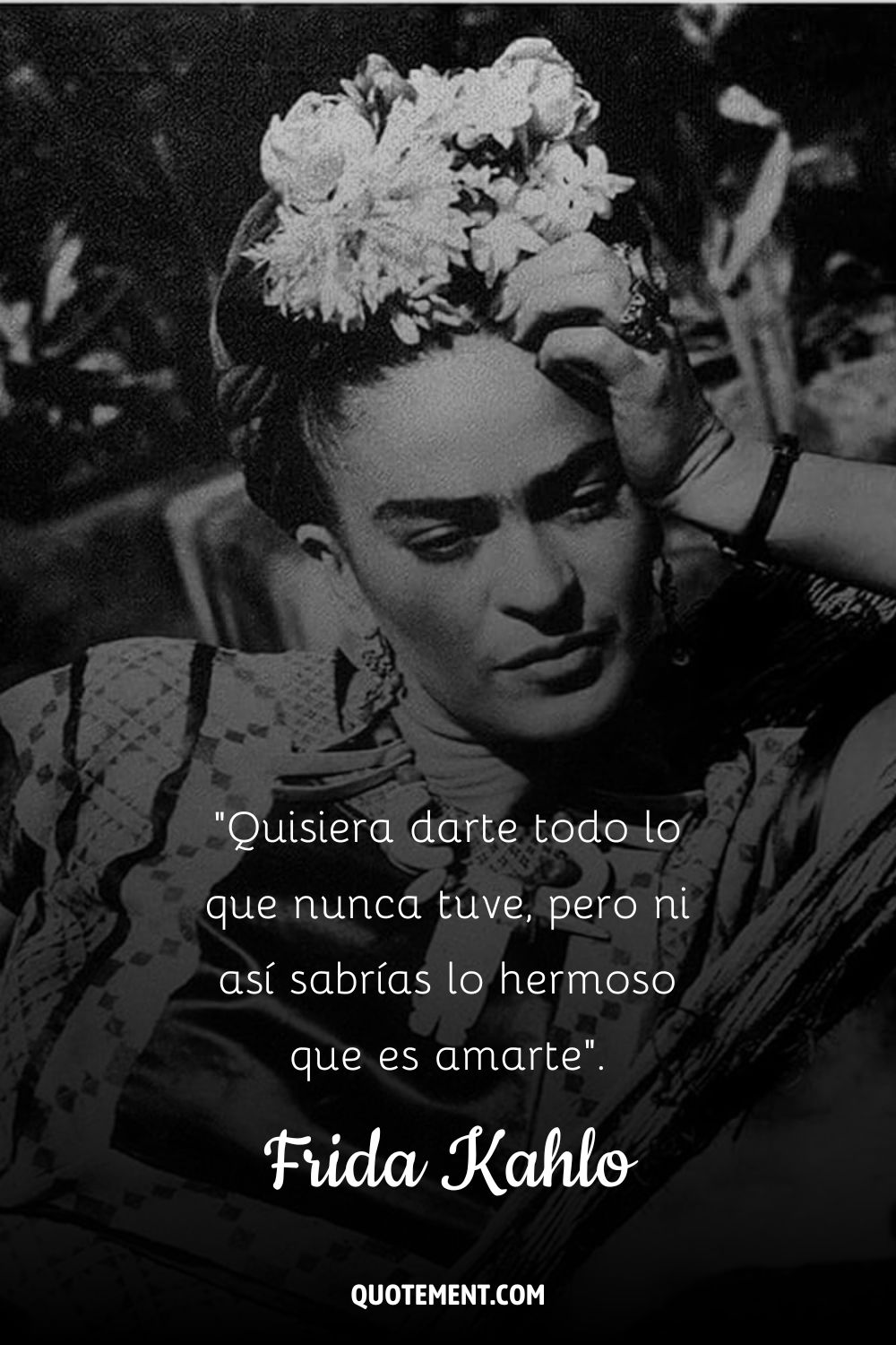 Una Frida sentada con la mano en la frente representando la mejor cita de Frida Kahlo