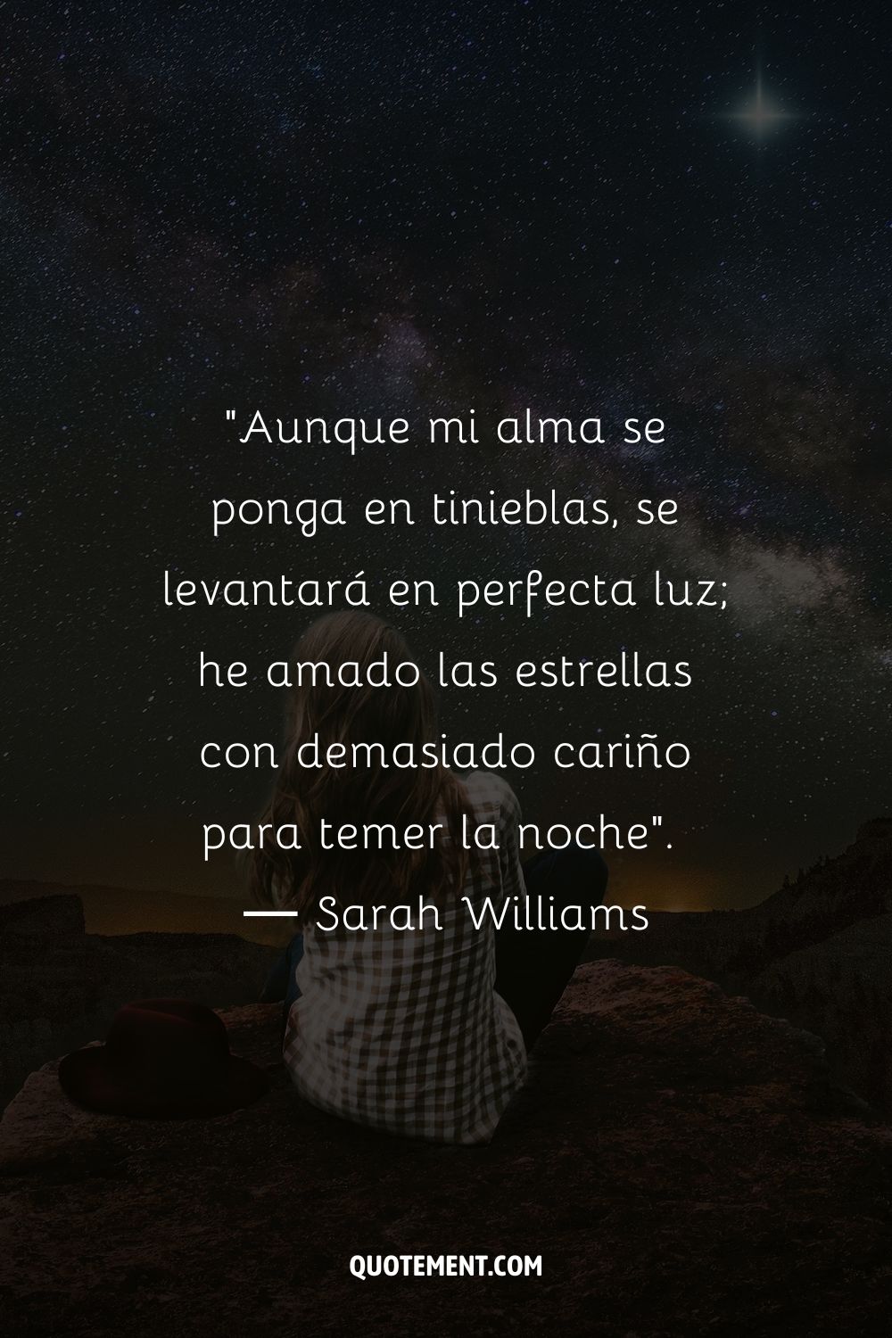 Una mujer sentada en un suelo rocoso, contemplando el cielo nocturno estrellado que representa la mejor cita estelar