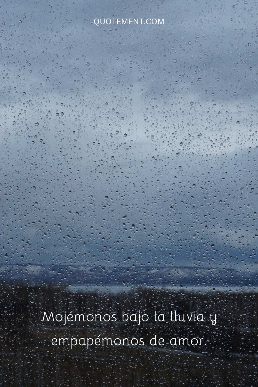 Mojémonos bajo la lluvia y empapémonos de amor.