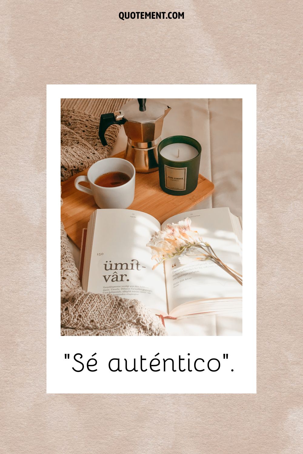 Un libro abierto junto a una mesa de café que representa una poderosa cita de dos palabras
