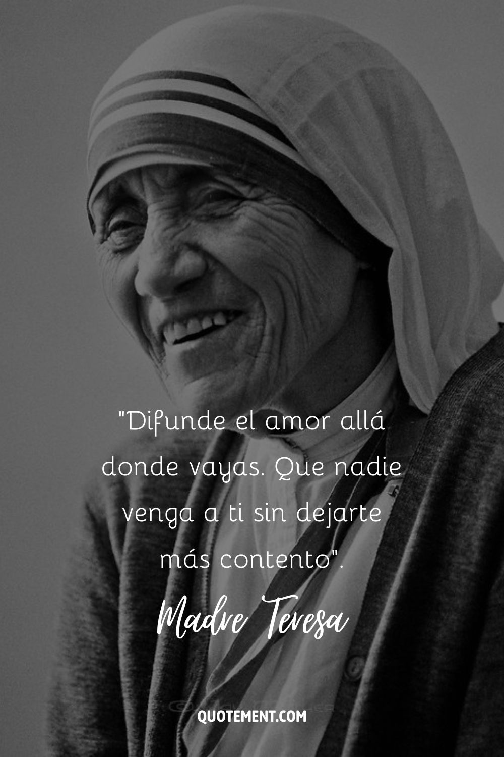 Una imagen en blanco y negro de la Madre Teresa sonriente representando la mayor cita de la Madre Teresa.