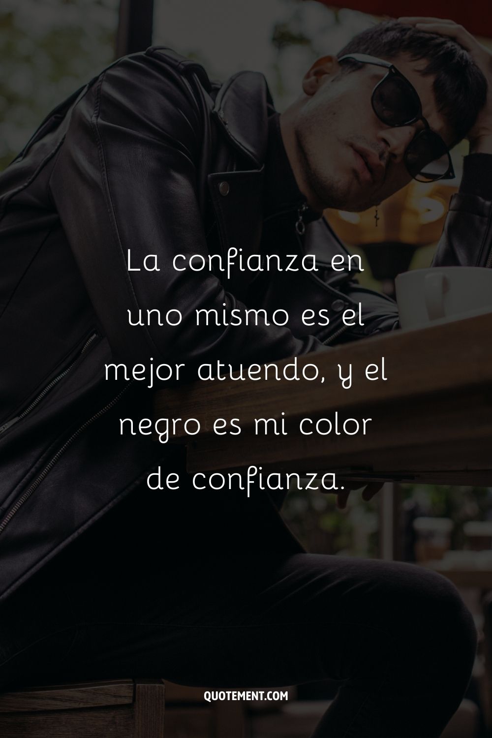 La confianza en uno mismo es el mejor atuendo, y el negro es mi color de confianza.