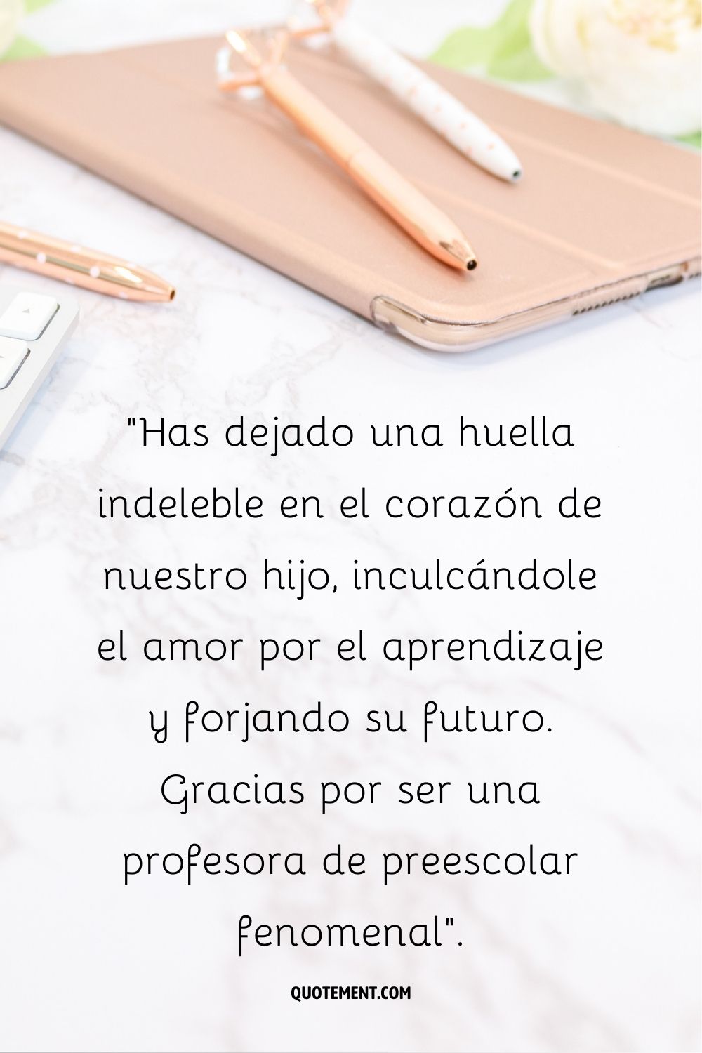 escritorio con un teléfono y bolígrafos