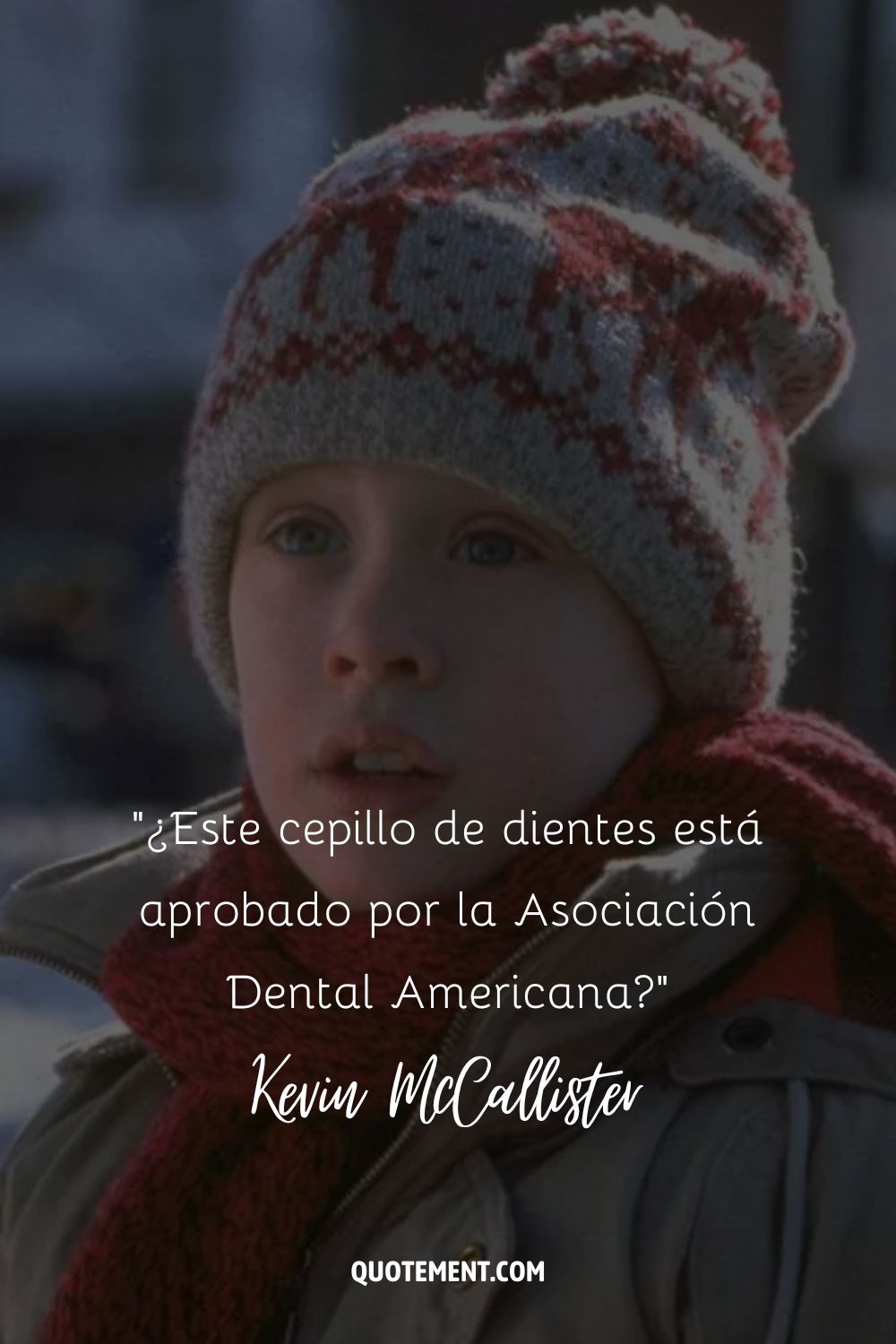 Un primer plano de Kevin McCallister con un gorro de invierno y una bufanda que representa una divertida cita de "solo en casa".