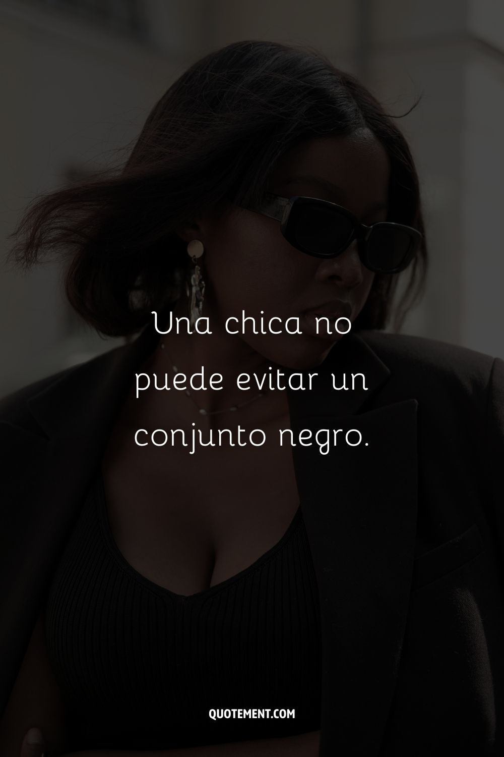 Una chica no puede evitar un conjunto negro.