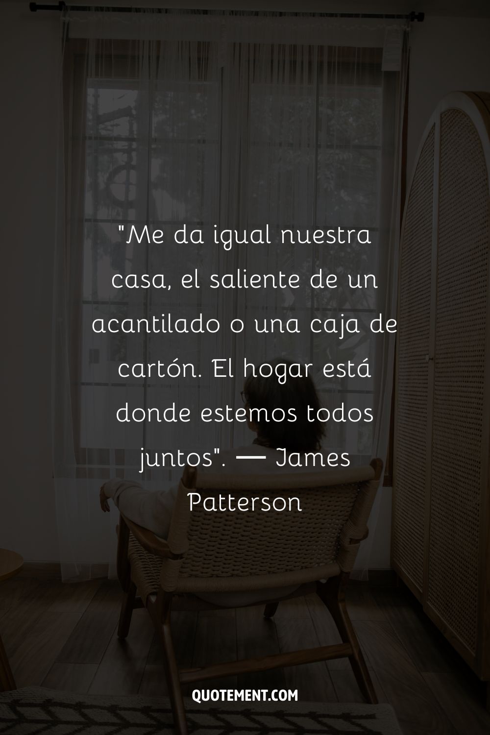 Una persona cómodamente sentada en una moderna silla de ratán en una habitación cálidamente iluminada.