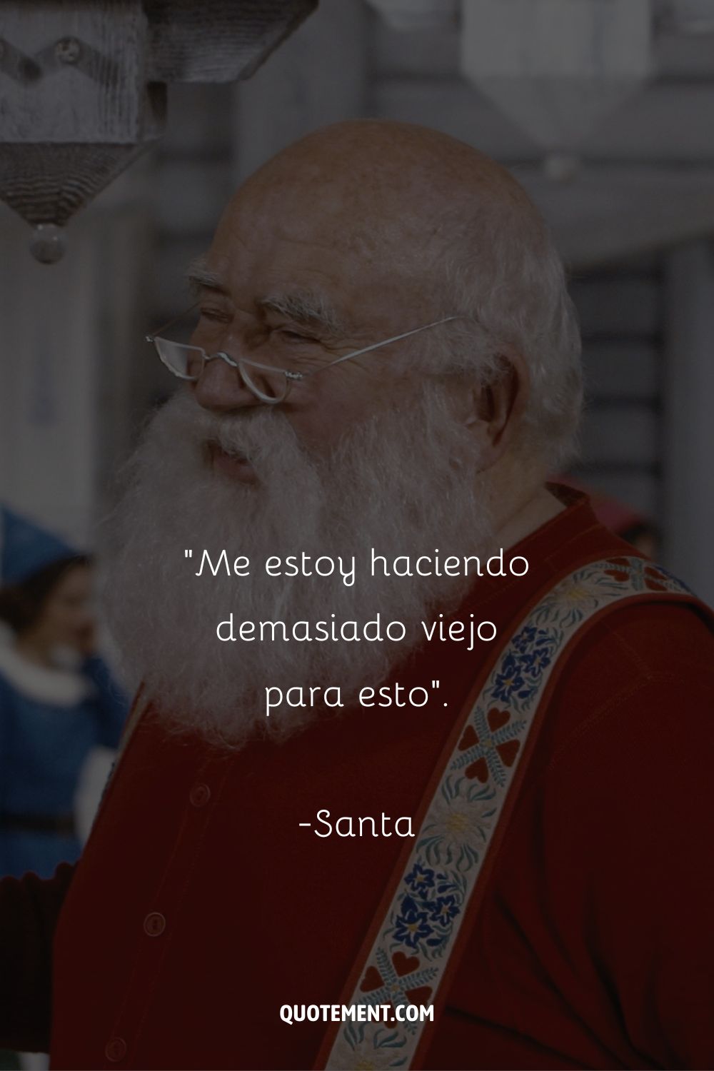 Papá Noel irradia alegría con su traje rojo.