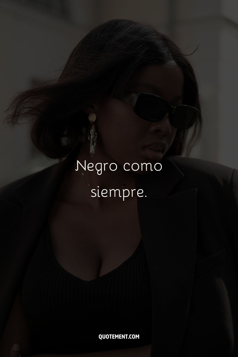 Negro como siempre.