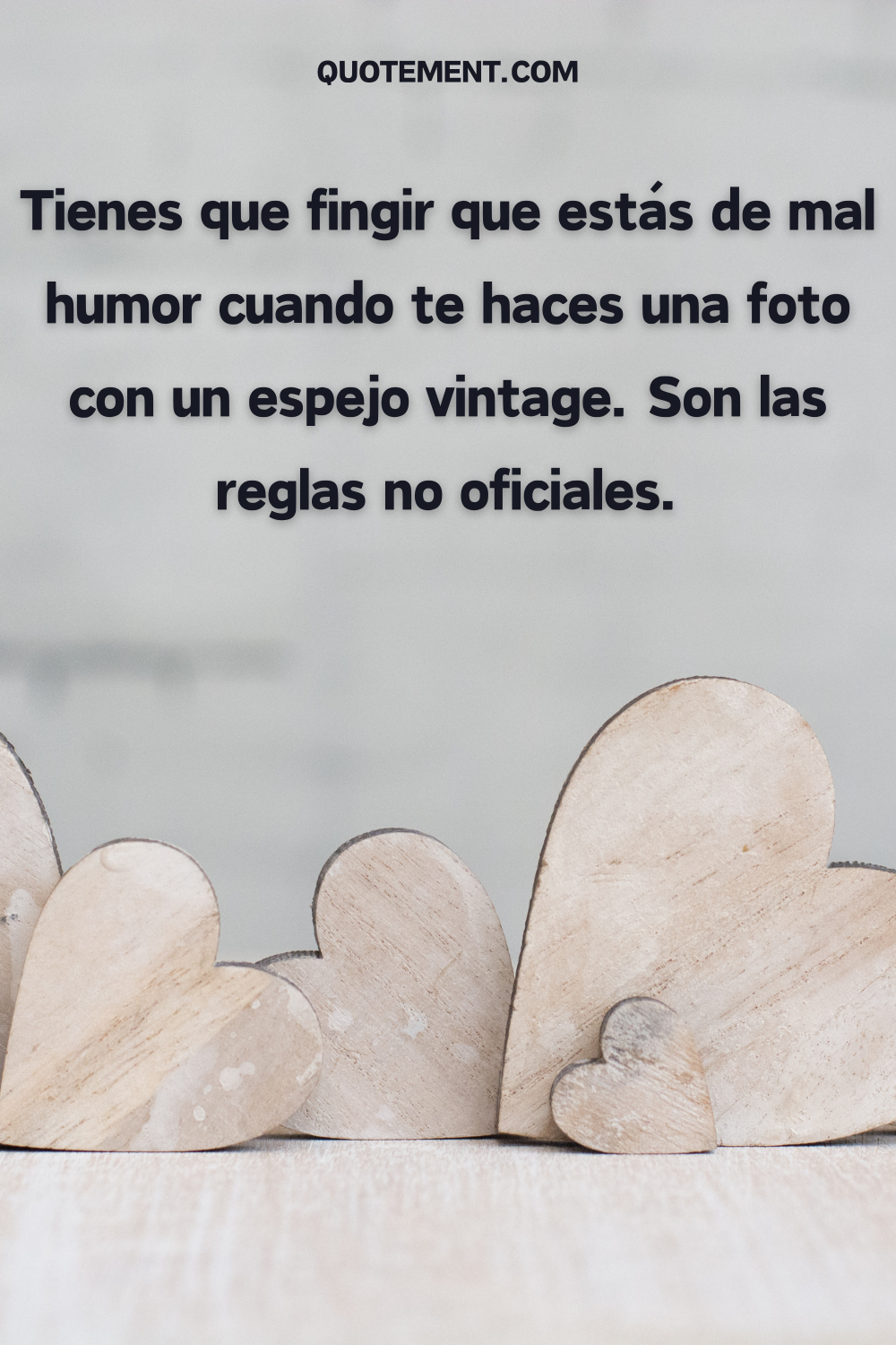 Tienes que fingir que estás de mal humor cuando te haces una foto con un espejo vintage.