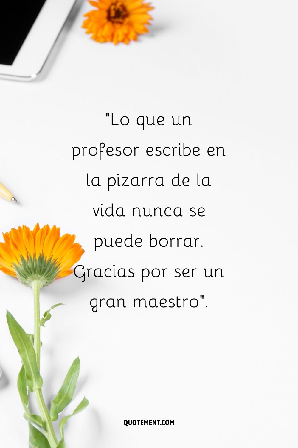 escritorio con flores amarillas y un teléfono