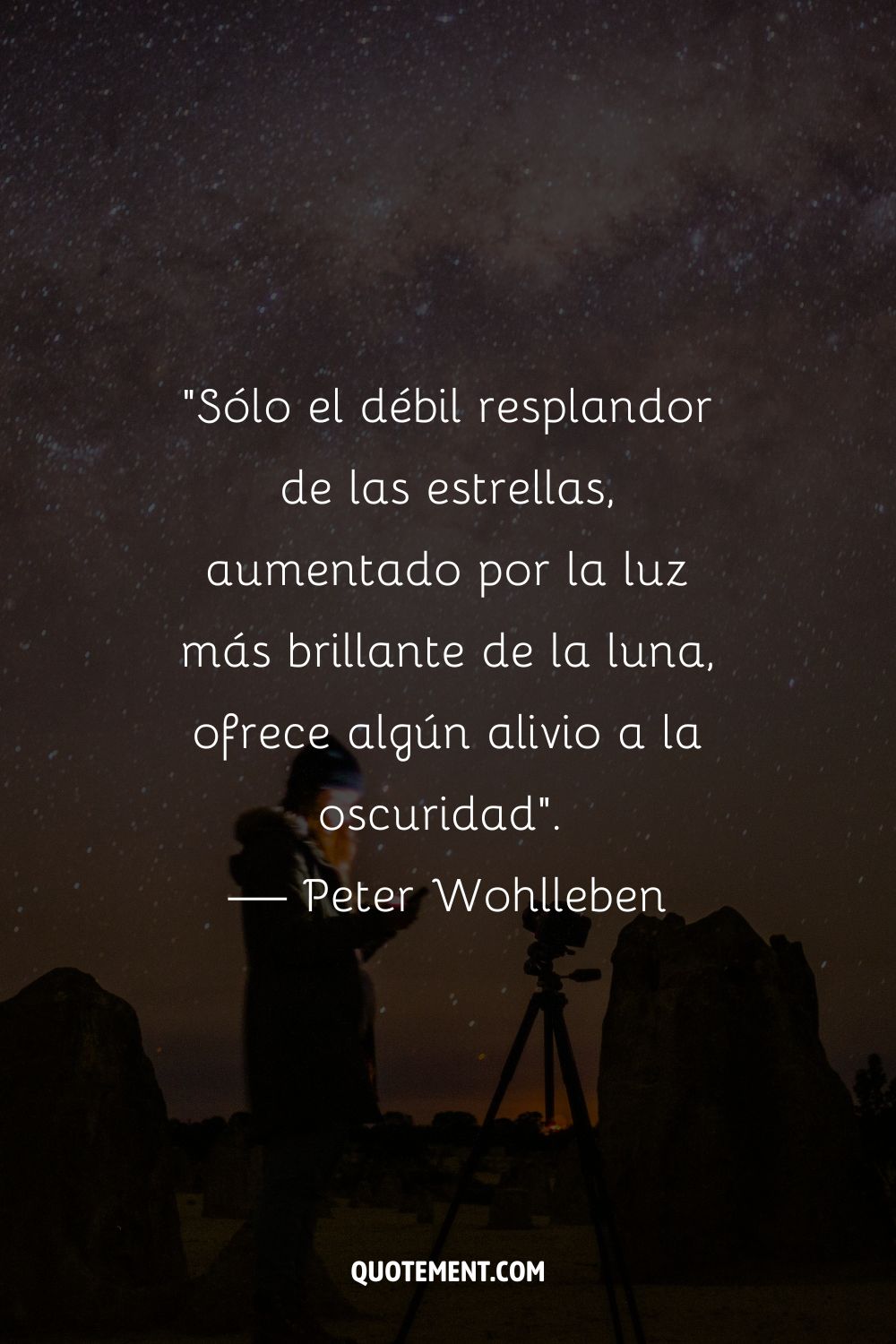 Un observador de estrellas con una cámara en un trípode silueteado contra un cielo estrellado